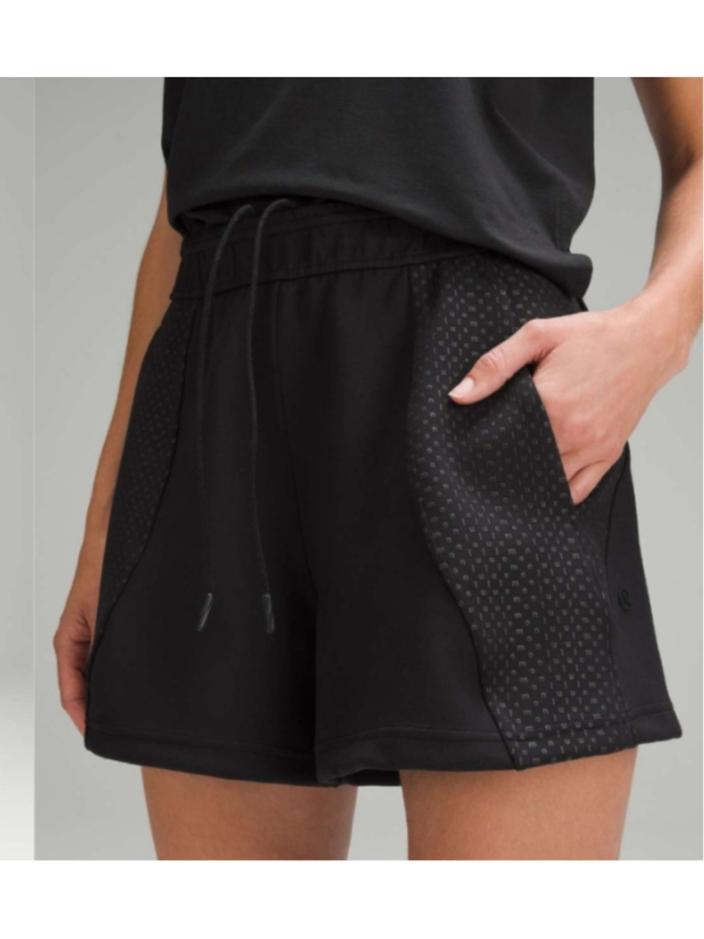 Lululemon Embossed Panel High-Rise Short 4"
Black XS